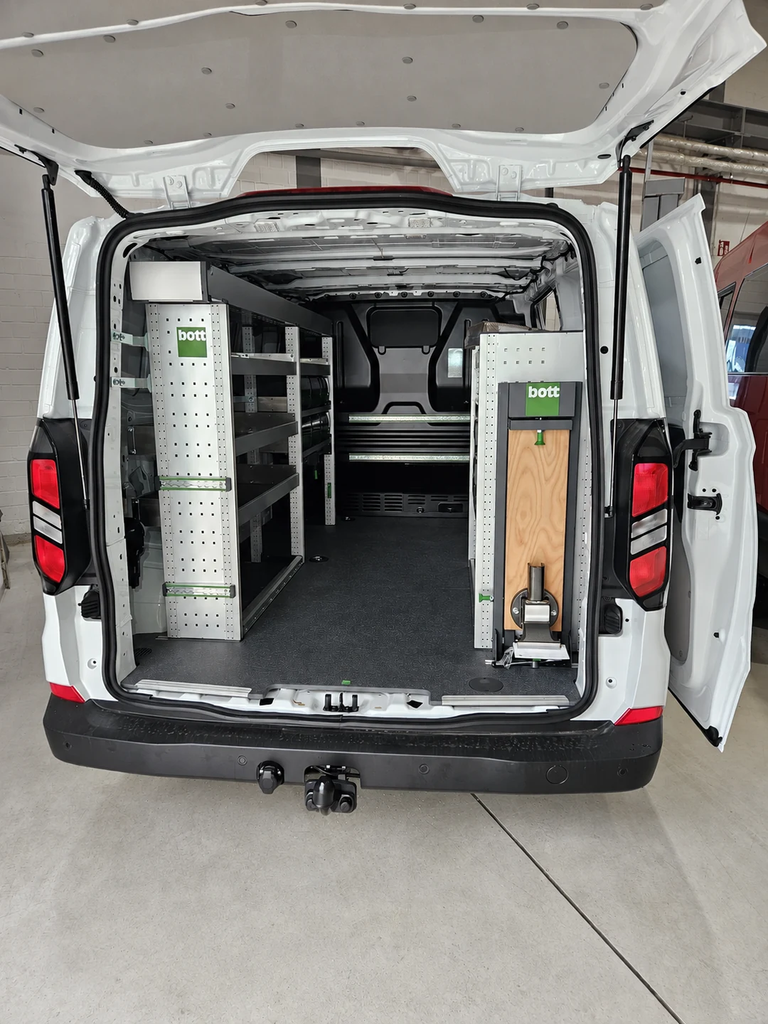 Bott-Regale und Schubladen in einem eingerichteten Transporter