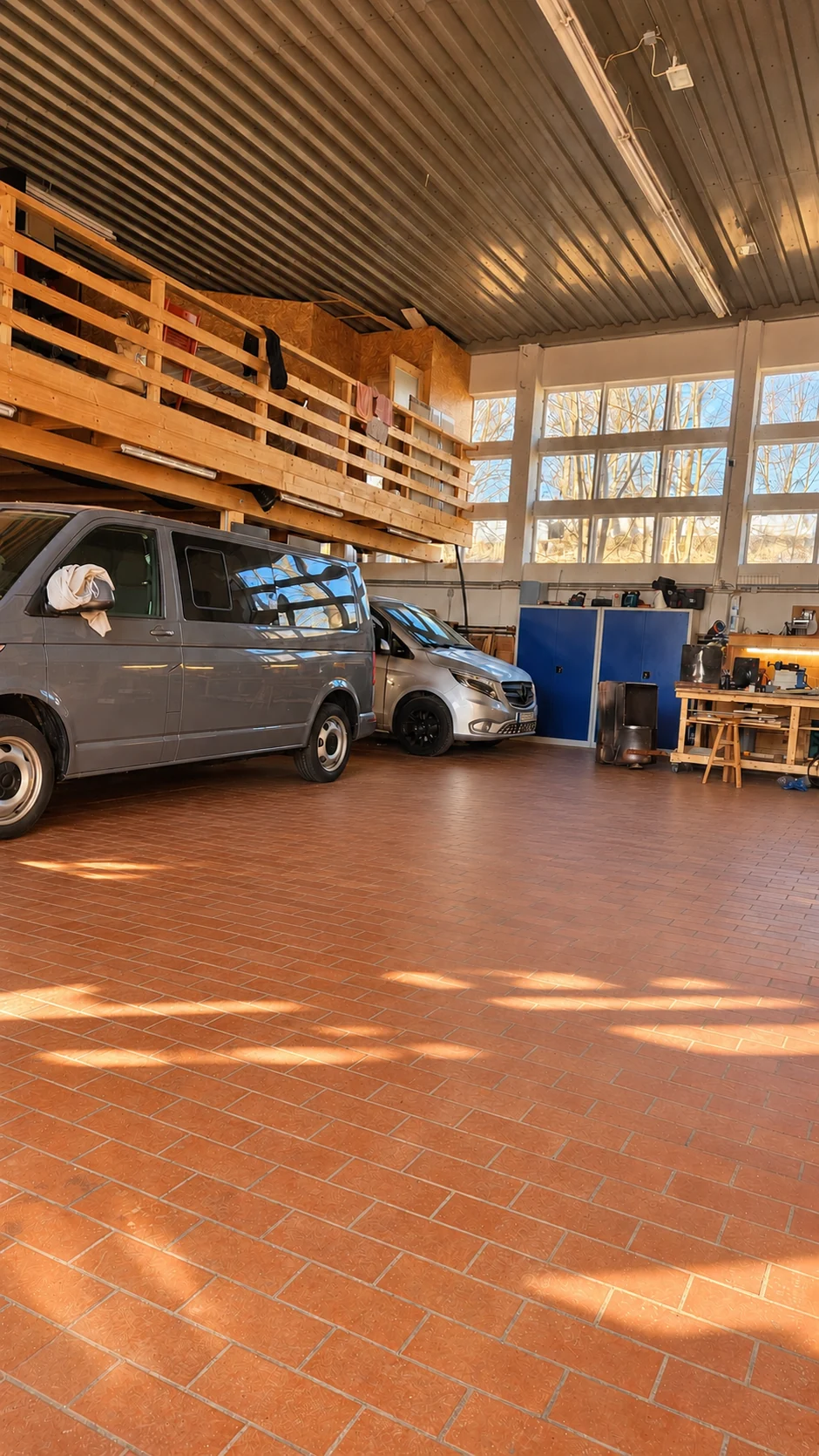 Unsere warme Werkstatt mit Campern, Werkbank und Holzlager